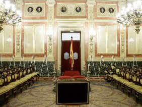 El Salón de Pasos Perdidos del Congreso de los Diputados ya está preparado para instalar, mañana, la Capilla Ardiente del ex presidente del Gobierno Adolfo Suárez.